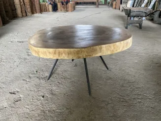 Niedriger Naturholztisch rund aus Suar mit Metallbeinen "Tube". 90cm Länge, 81cm Breite, 60cm Höhe. Tischplatte 7cm dick. 
